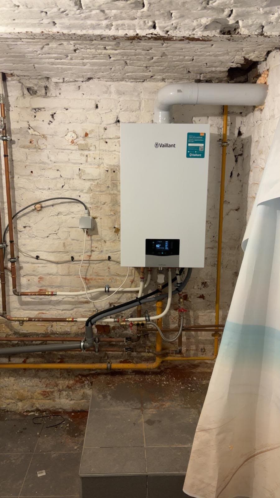 Nouvelle chaudière Vaillant sur tuyauterie cuivre en cave de briques