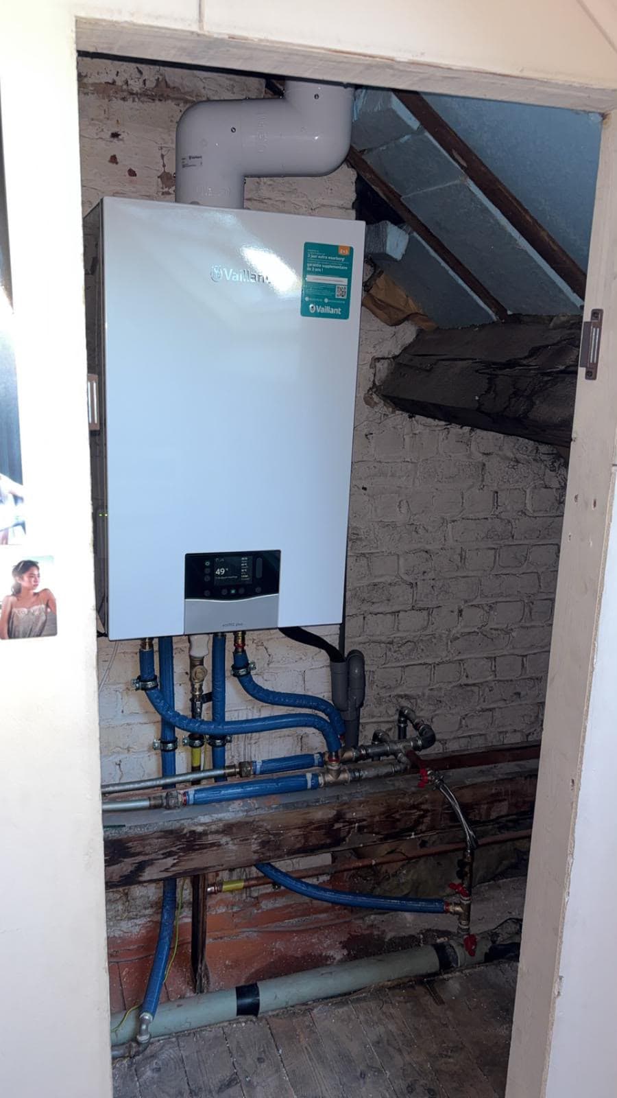 Chaudière Vaillant ecoTEC installée dans les combles avec raccordement gaz
