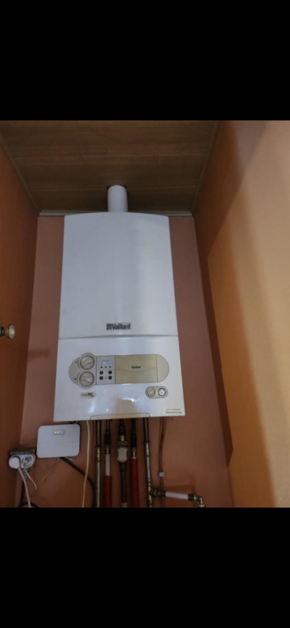 WC suspendu et sèche-serviettes sur carrelage taupe, installation soignée